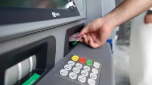 رواتب الموظفين معلّقة.. والحكومة تراهن على الإفراج عن أموال المقاصة رواتب الموظفين معلّقة.. والحكومة تراهن على الإفراج عن أموال المقاصة